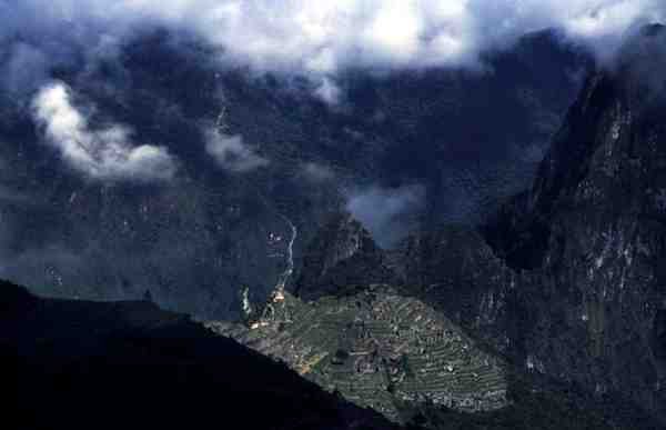 Celkový pohled na citadelu v Machu Picchu (foto) od Incan Incan