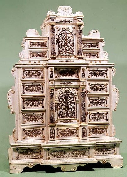 Skříň se zásuvkami vykládanými zlatem, stříbrem a perlami, cca 1670 (vyřezávaná slonovina) od Indian School