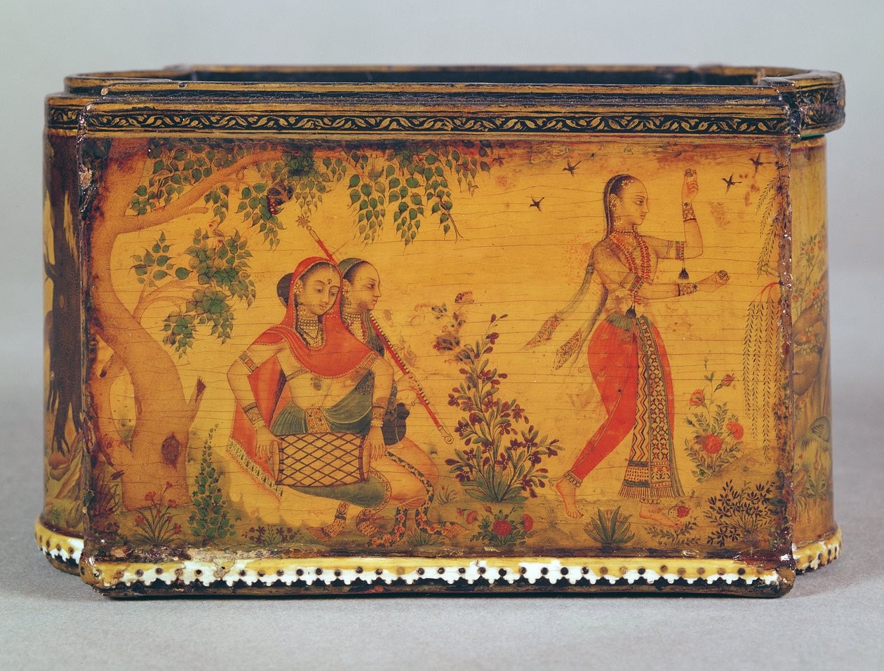 Malovaná a lakovaná krabice s třásněmi ze slonoviny, Deccani, c.1660 (papiermache) (viz také 99496) od Indian School