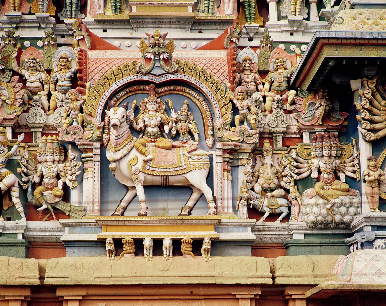 Reliéf zobrazující Šivu a Parvati jedoucí na Nandi (malovaný kámen) od Indian School
