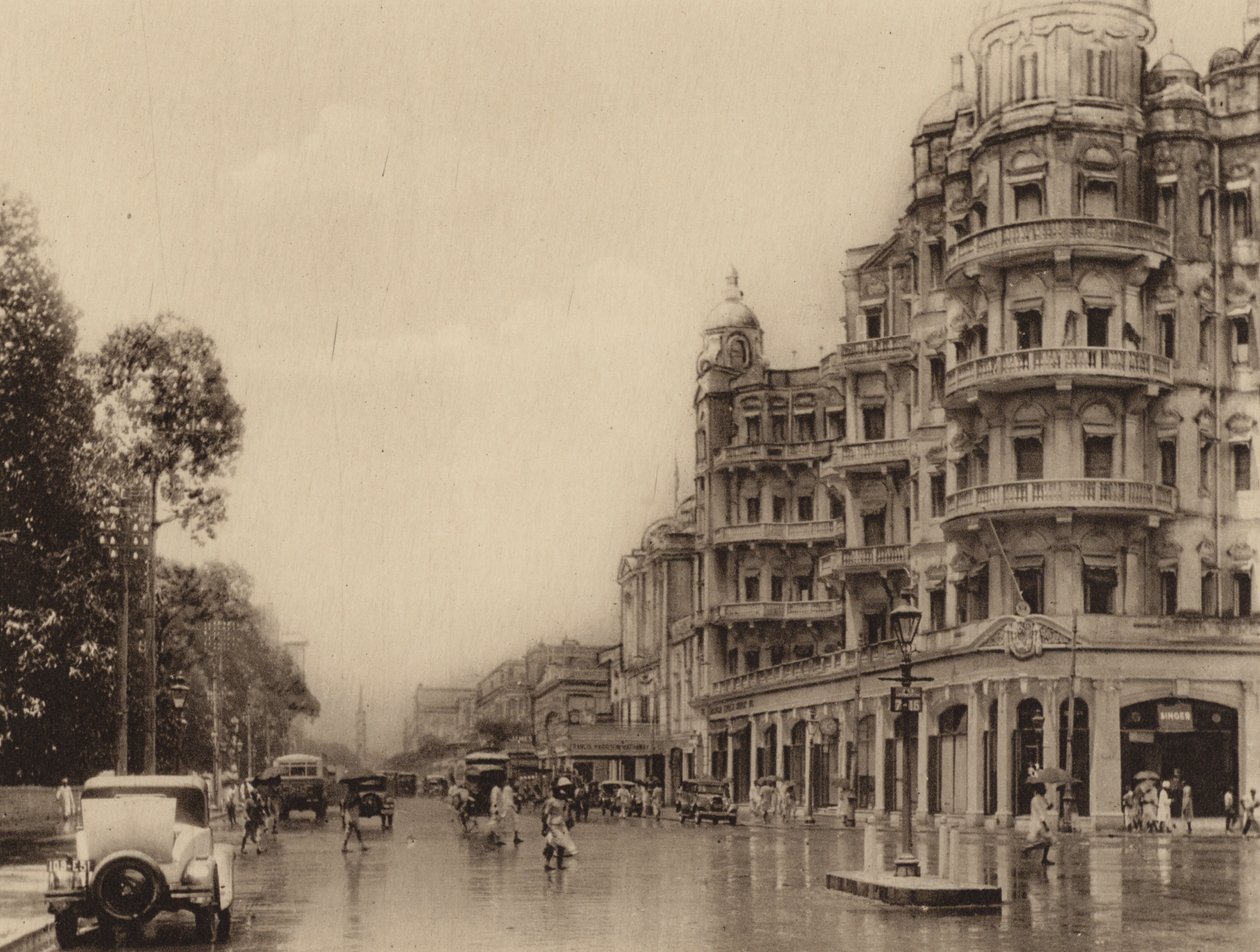 Esplanade Mansions a Government Place East s pohledem na Old Court House Street (čb fotografie) od Indian photographer