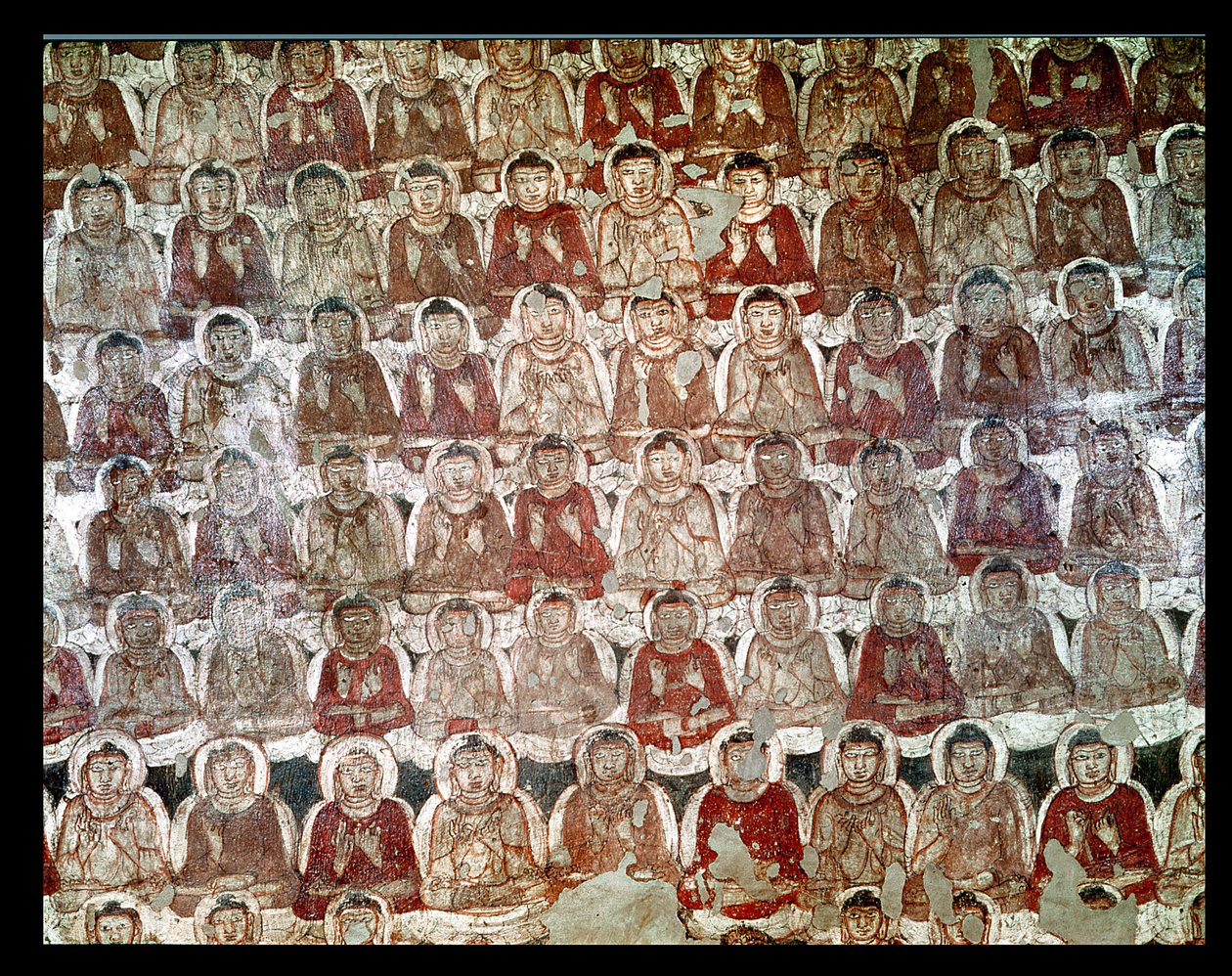 Množství sedících Buddhů z vnitřku jeskyně 2 (viz také 162632) od Indian School