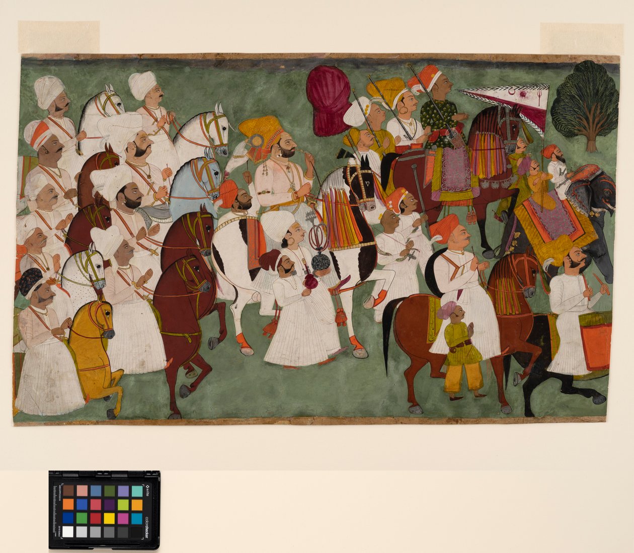Akhi Singh na koni se svým doprovodem, kolem roku 1750 (neprůhledný akvarel a zlato na papíře) od Indian School