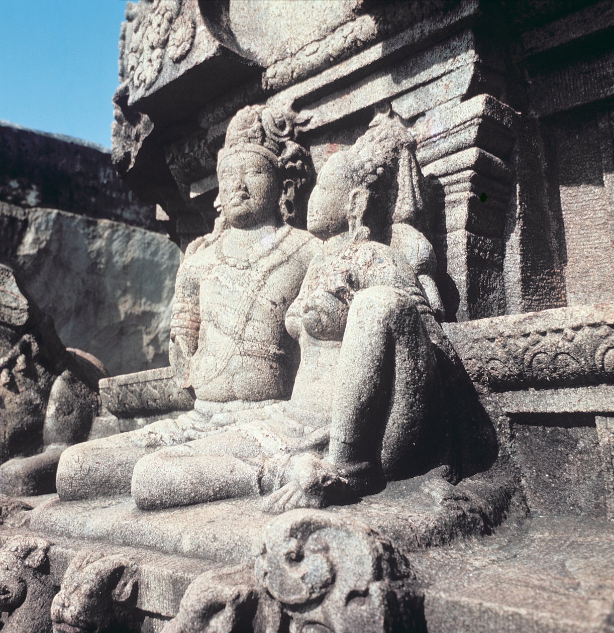 Vyřezávané postavy Šivy a Párvatí, asi 800 n. l. od Indian School