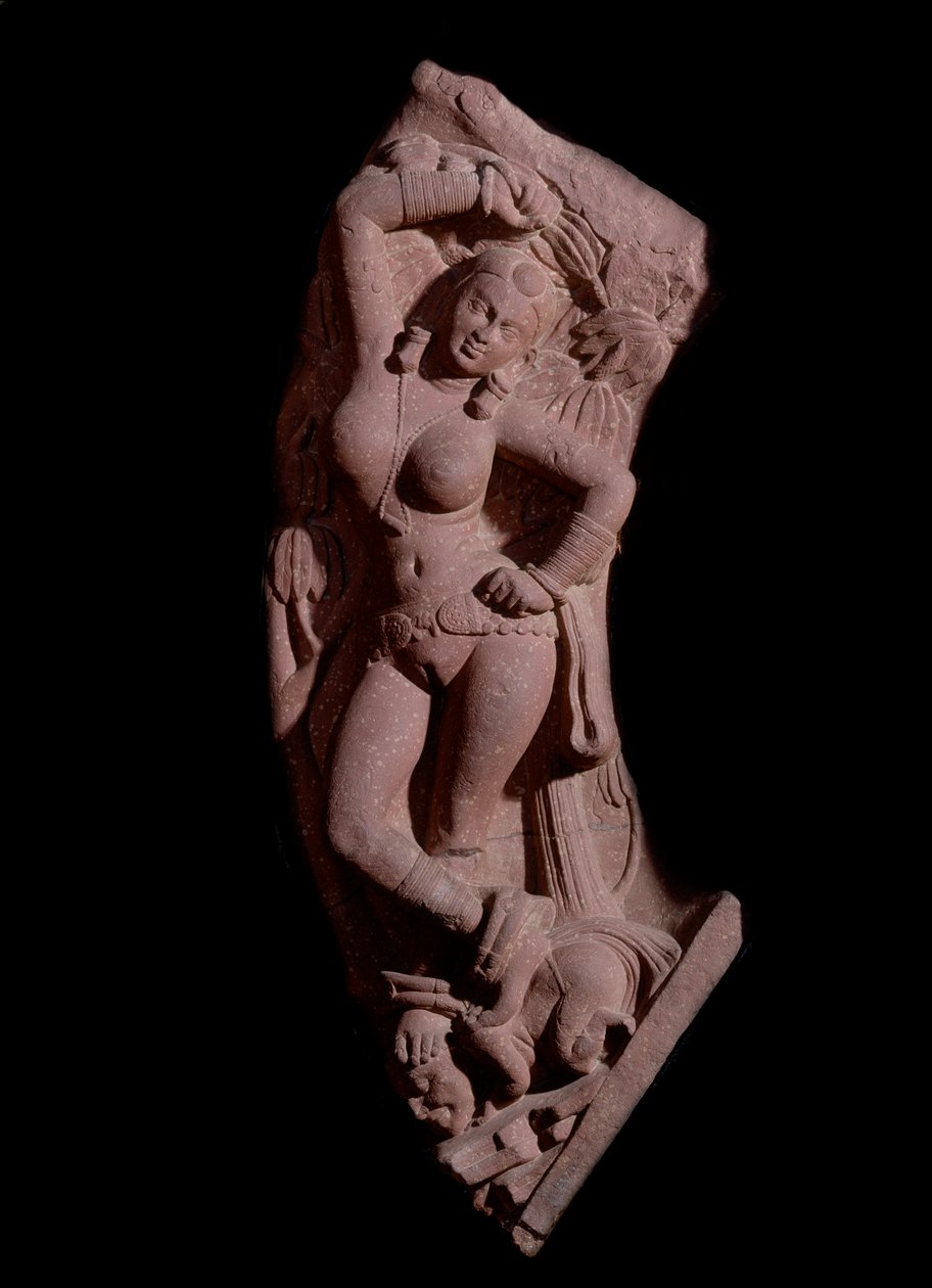 Dívka nasedající na trpaslíka (socha z červeného pískovce, Kushan Empire) od Indian School