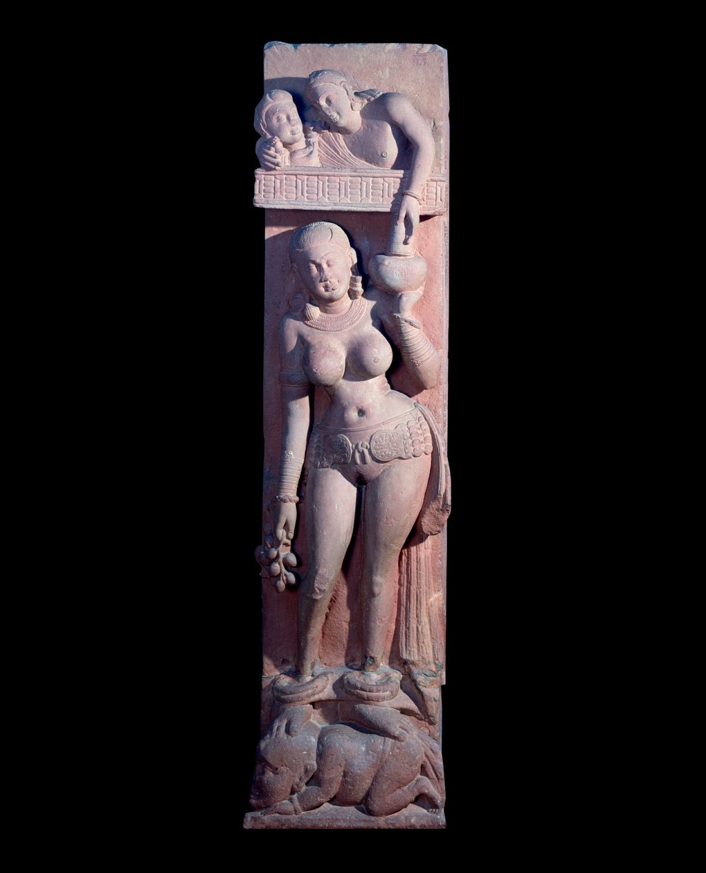 Dívka sedící na trpaslíkovi, držící hrozny a džbán vína (socha z červeného pískovce, Kushan Empire) od Indian School