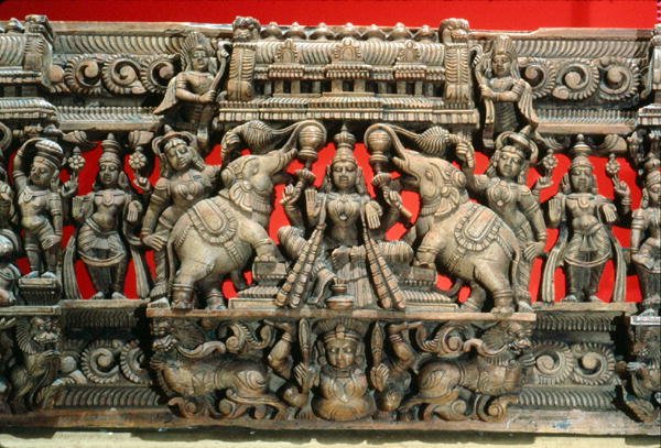 Gata Lakshmi, bohyně štěstí a hojnosti (dřevo) od Indian School