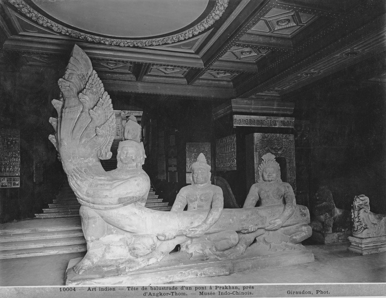 Hlava balustrády, původně z mostu v Prakhan, Angkor-Thom od Indian School