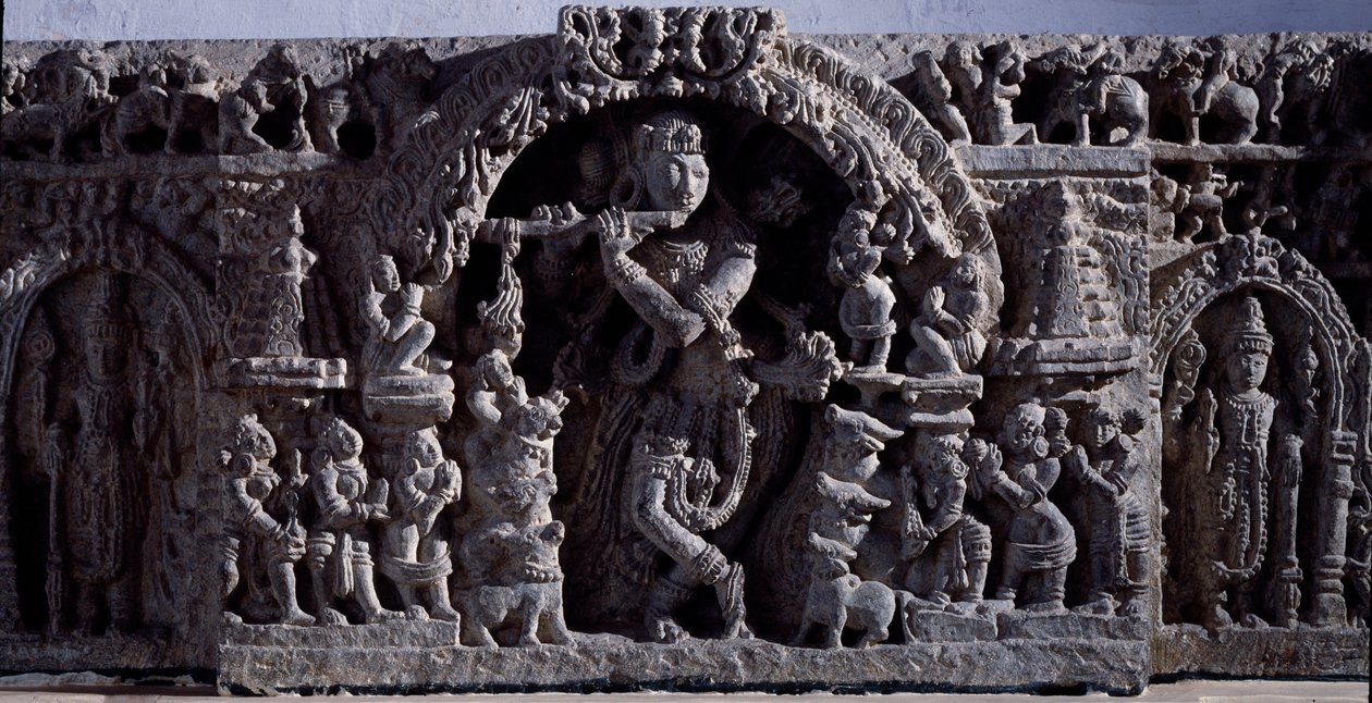 Hinduismus: „“ Krišna nebo Venugopala, mistr flétnových krav“““ Černá kamenná socha, centrální část (Krišna jako Venugopala) 12. století (12. století) z Halebidu, Mysore – Kalkata, indické muzeum od Indian School