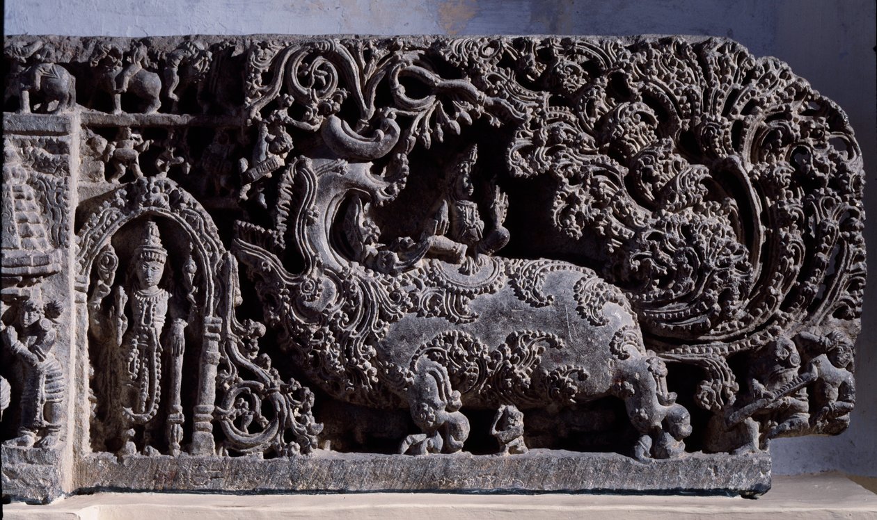 Hinduismus: „“Krišna nebo Venugopala, mistr krav na flétnu“““ Černá kamenná socha, pravá část (Krišna jako Venugopala) 12. století (12. století) z Halebidu, Mysore – Kalkata, indické muzeum od Indian School