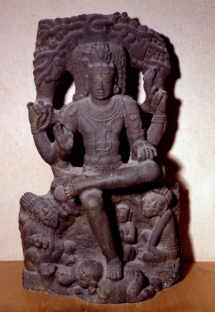 Hinduismus: znázornění jednoho z projevů Šivy sedícího na skále se čtyřmi pažemi, držícího růženec, oheň, v gestu učení a v gestu daru. Plastika z 12.-13. století Dim. 1,2 m; Z jižní Indie. Kolekce C.T Loo od Indian School