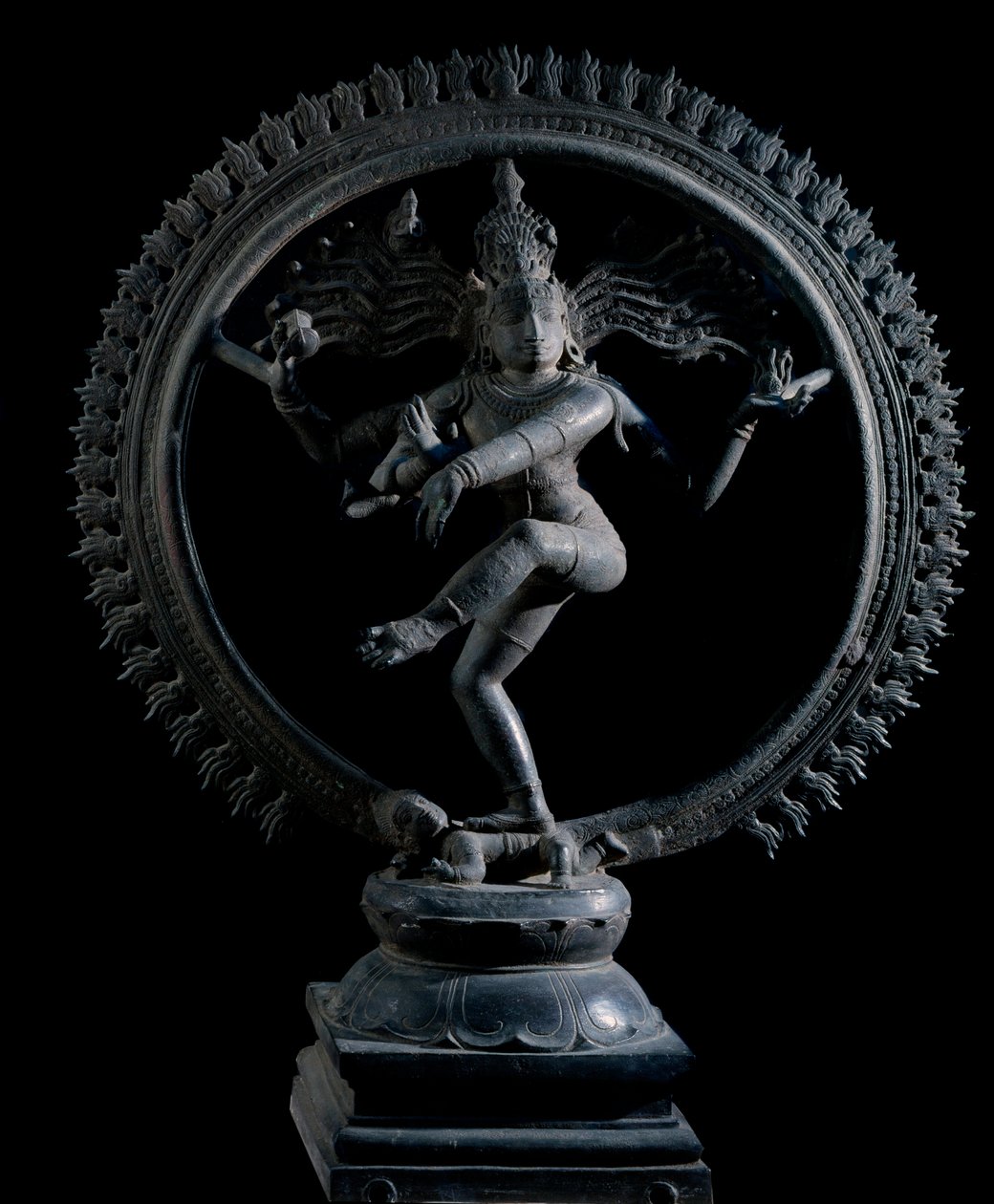 Hinduismus: znázornění boha Shiva Nataraja, boha tance (Shiva Nataraja, pán tance) Bronzová socha 12. století (12. století) Kalkata, indické muzeum od Indian School