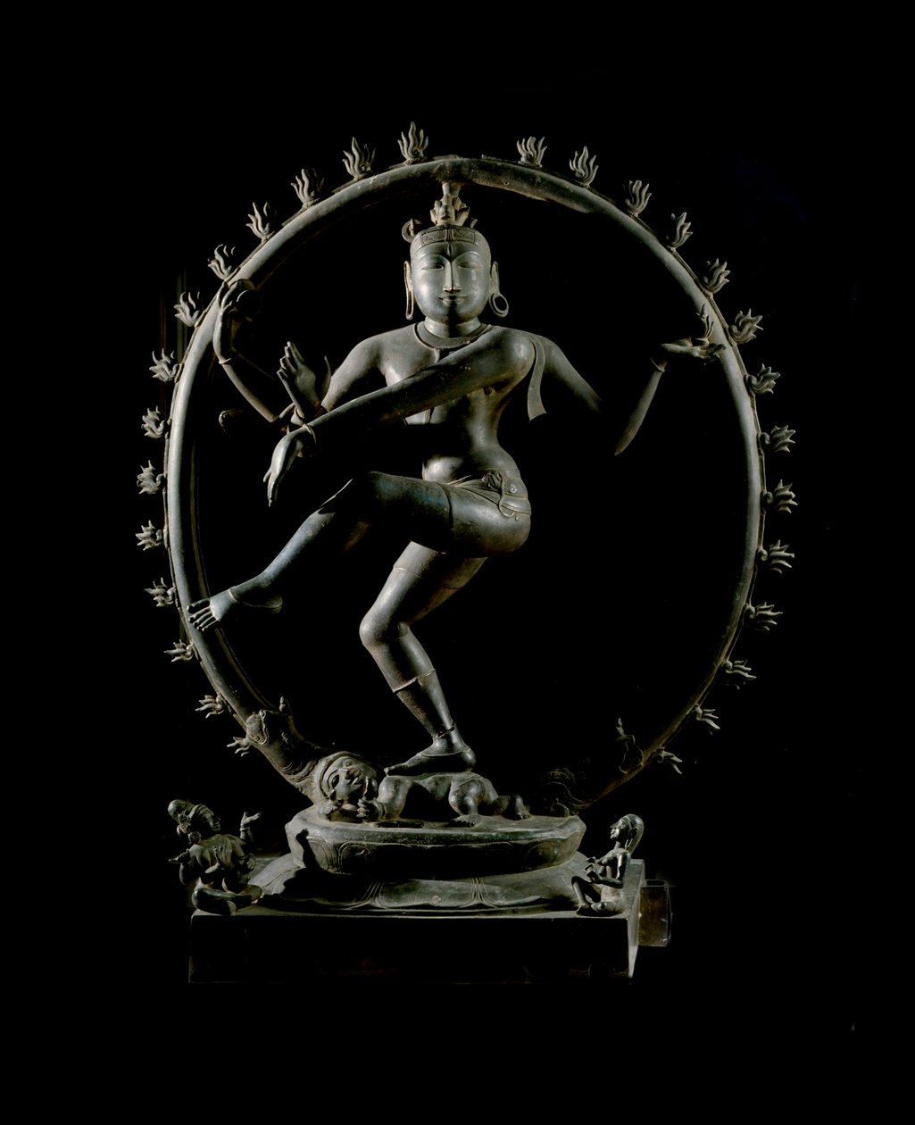 Hinduismus: znázornění boha Shiva Nataraja, boha tance (Shiva Nataraja, pán tance) Bronzová socha 12. století (12. století) Kalkata, indické muzeum od Indian School