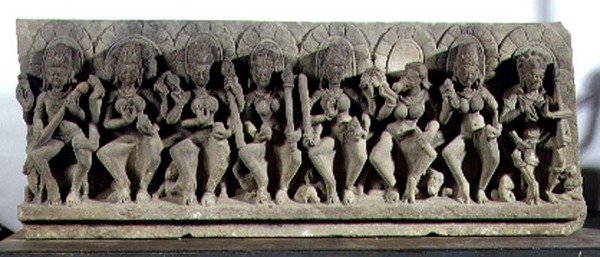 Překlad zobrazující Šivu a sedm bohyní matek, dynastie Gurjara-Pratihara, Allahabad (kámen) od Indian School