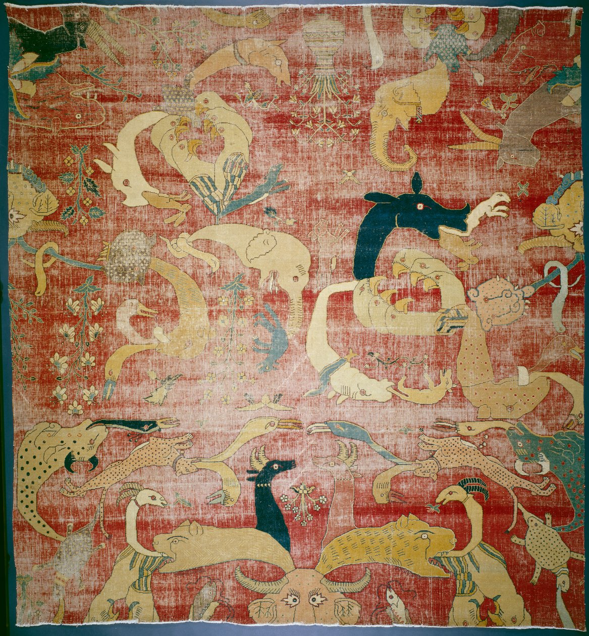 Část koberce s fantastickými zvířaty na červeném podkladu, Mughal, c.158085 (vlna a bavlna) od Indian School