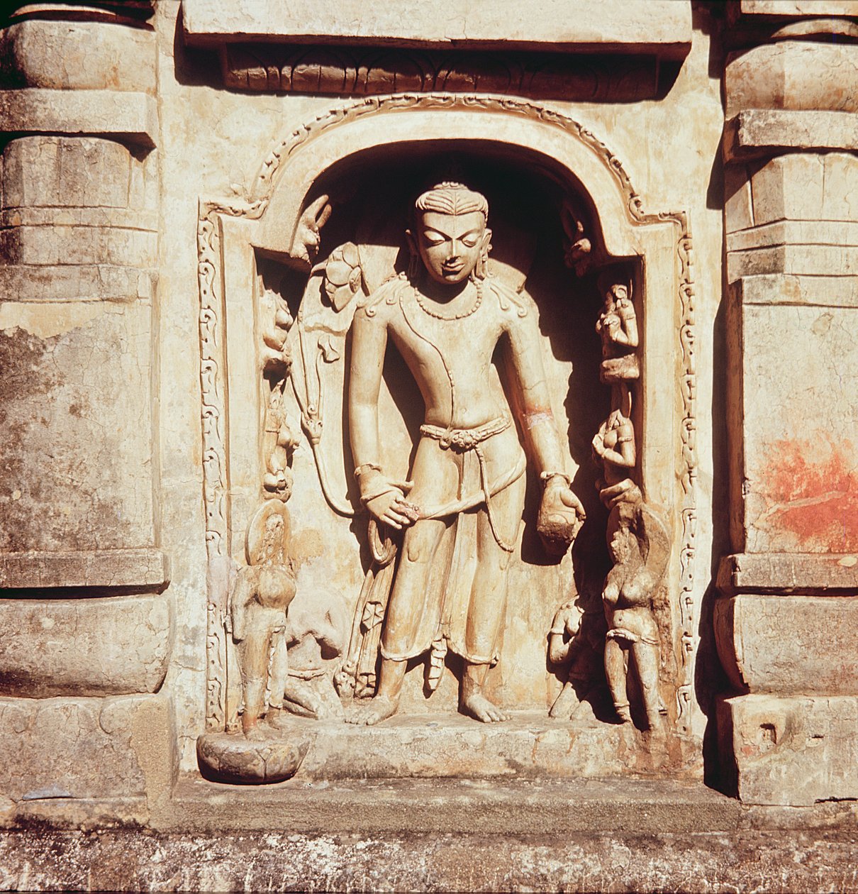 Reliéf z hlavního chrámu Site III, 320-530 od Indian School