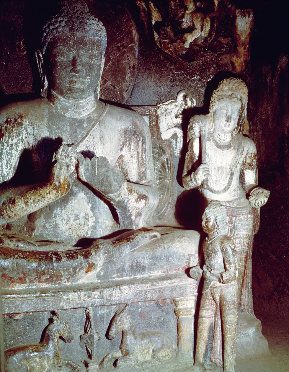 Sedící Buddha dělá první vyučovací gesto z jeskyně Caitya Hall of Cave 10 od Indian School