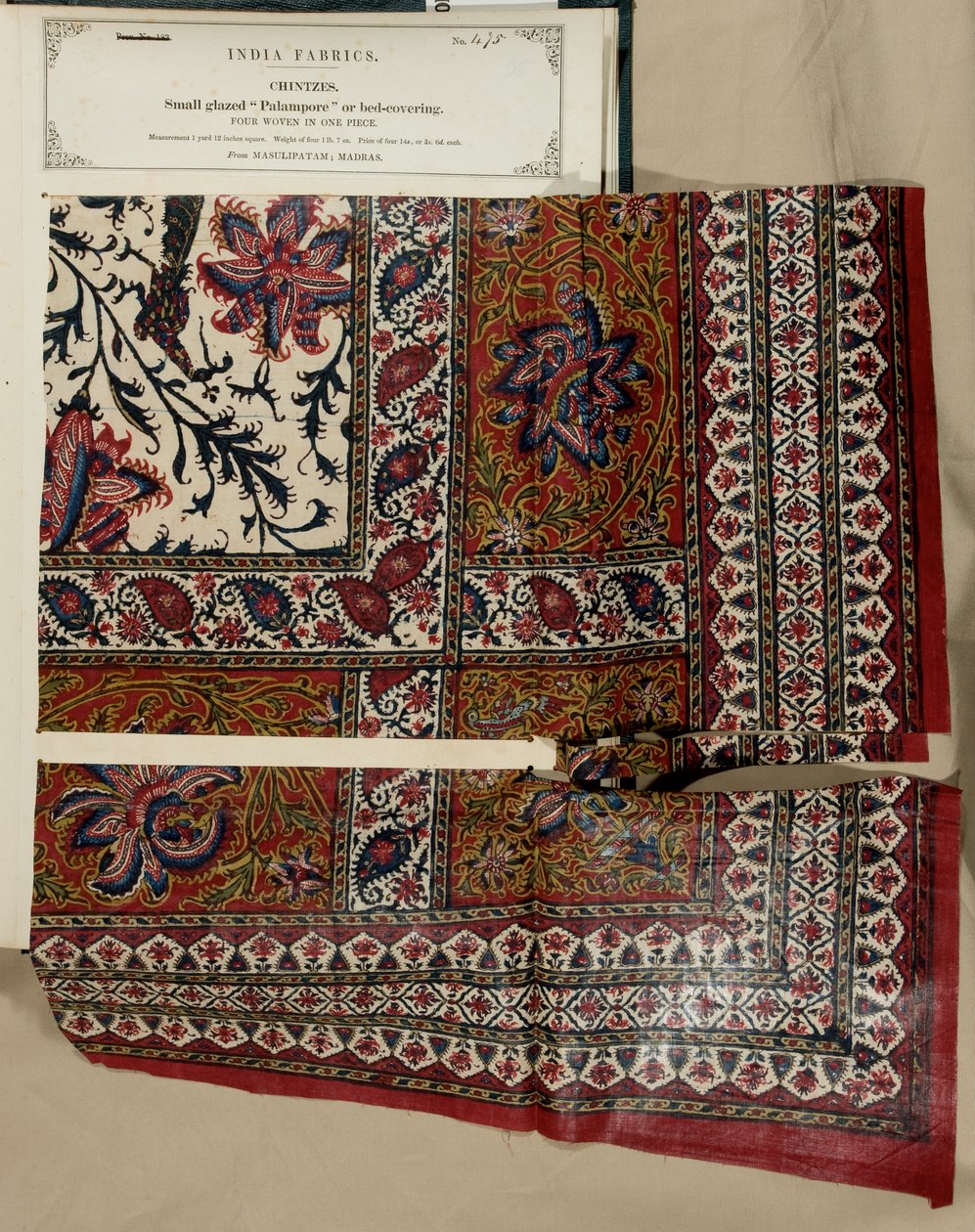 Malý vzorek glazovaného palamporu nebo pokrývky na postel z Masulipatamu v Madrásu, ze sbírky The Collection of the Textile Manufacturers of India od Johna Forbese Watsona, vydané v roce 1866. od Indian School