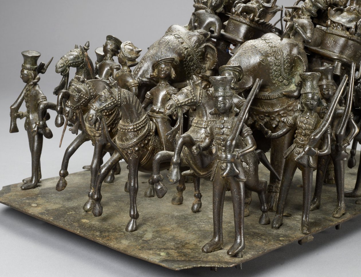 Kavalkáda krále Oudhu na koni s britským obyvatelem na slonech, kolem roku 1820 (bronz) (detail 119069) od Indian School