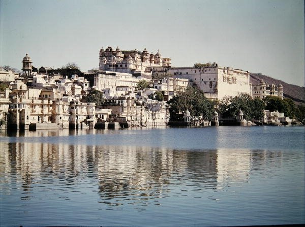 Pohled na městský palác na jezeře Pichola od Indian School