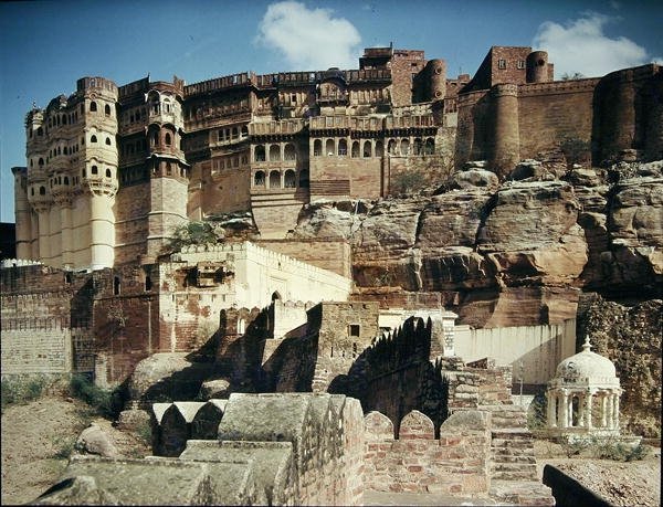 Pohled na pevnost Mehrangarh postavenou v roce 1459 od Indian School