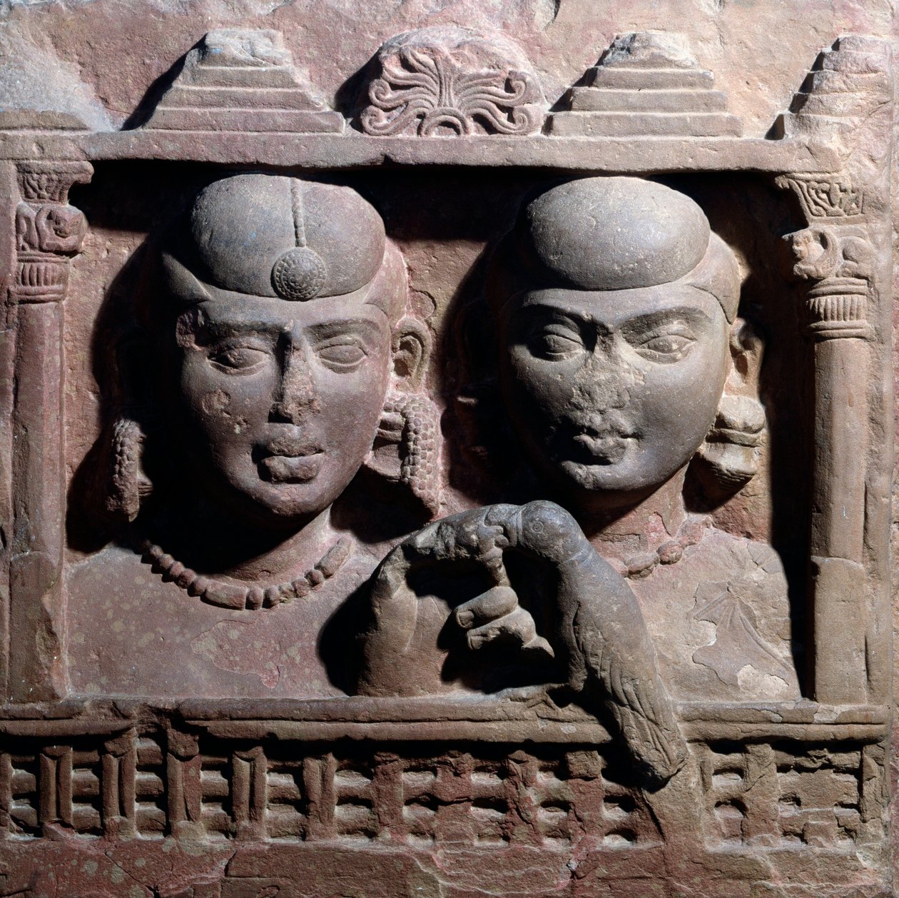 Yaksha a yakshini si hrají s papouškem (reliéf červeného pískovce) od Indian School