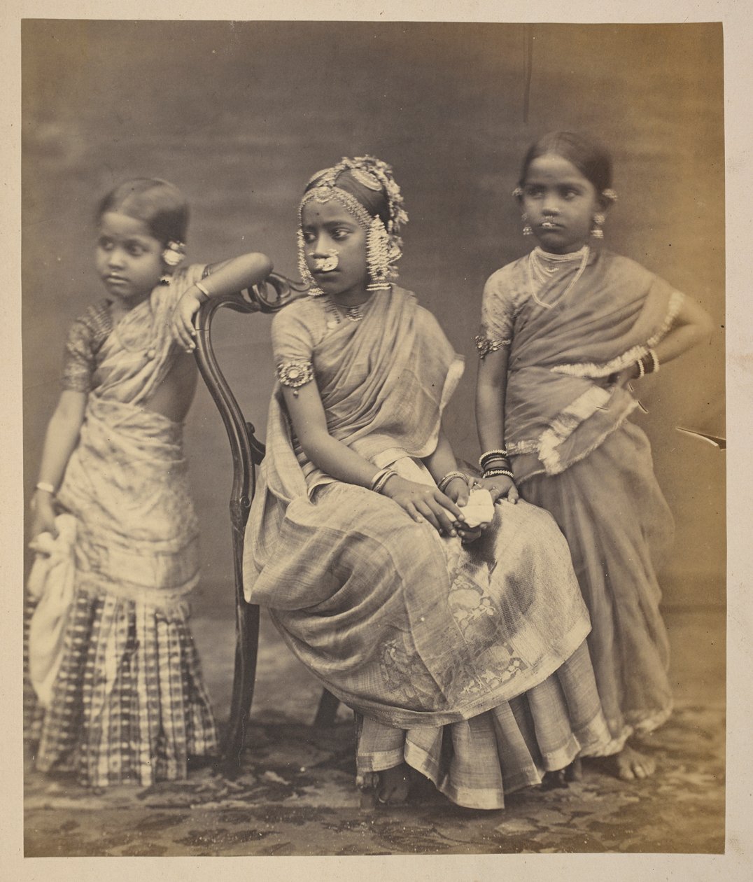 Skupina dětí z Madrasu, ukazující způsob nošení šperků, kolem roku 1870 (sépiová fotografie) od Indian photographer