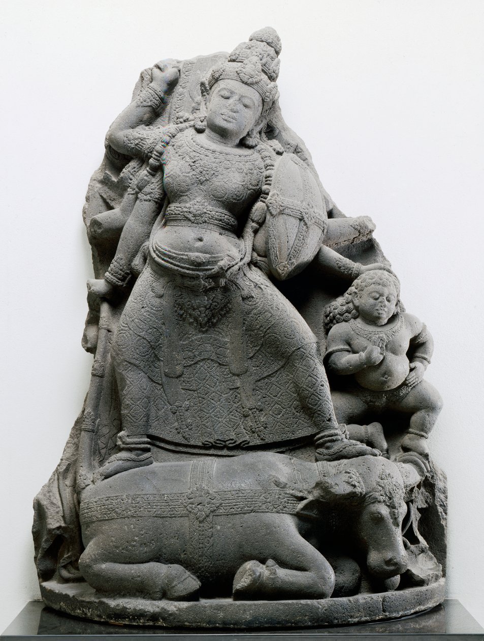 Durga zabíjející Mahisu, cca 1300 (vulkanický kámen) od Indonesian School