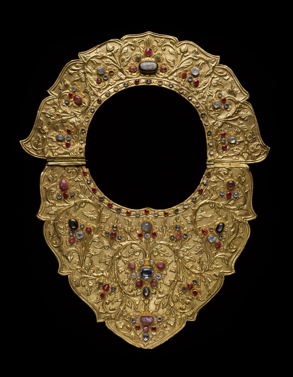 Náhrdelník, Buleleng Regency, Bali, kolem roku 1890 (zlato, rubíny, safíry a diamanty) od Indonesian School