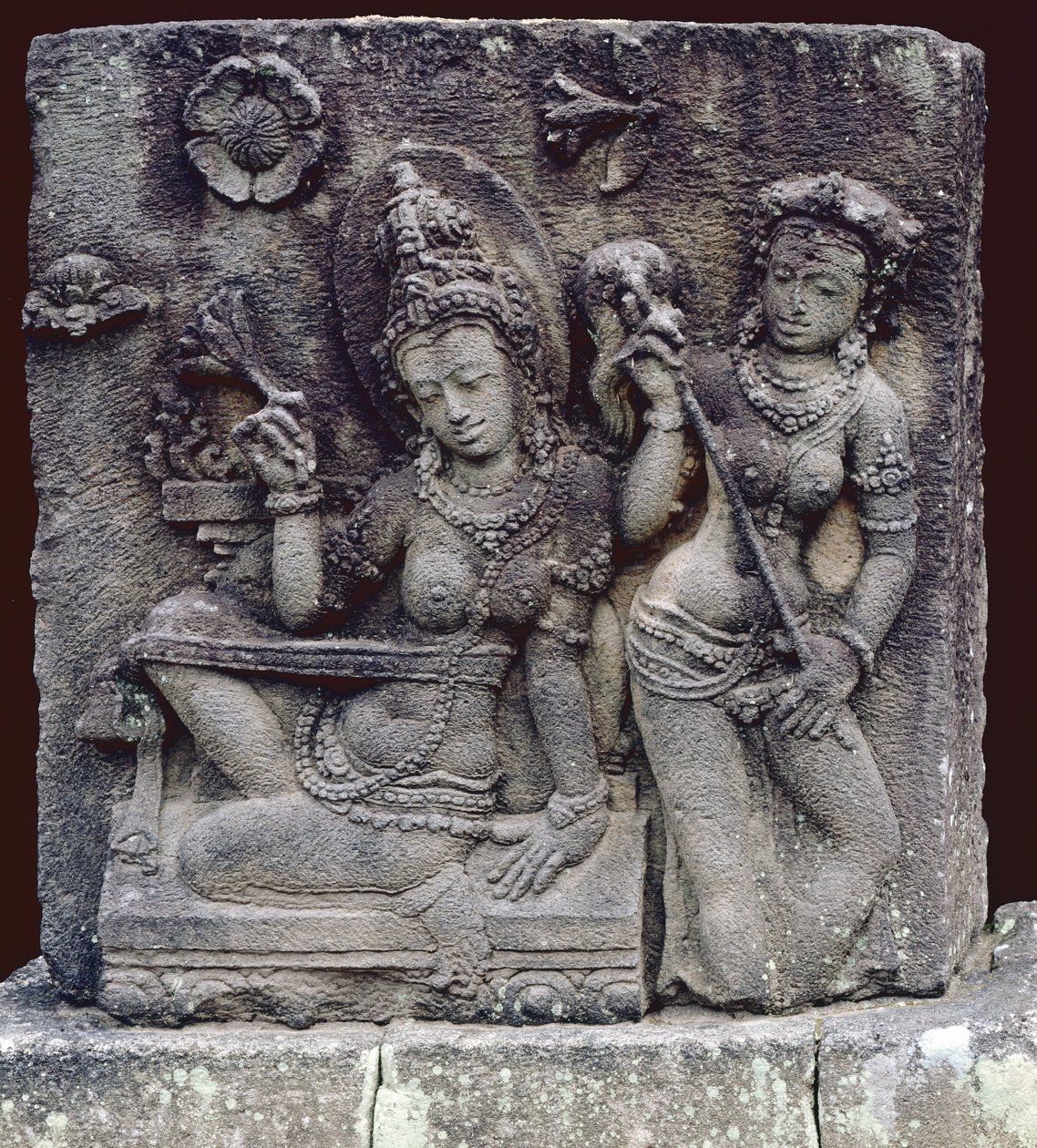 Sedící královna (andesite) od Indonesian School
