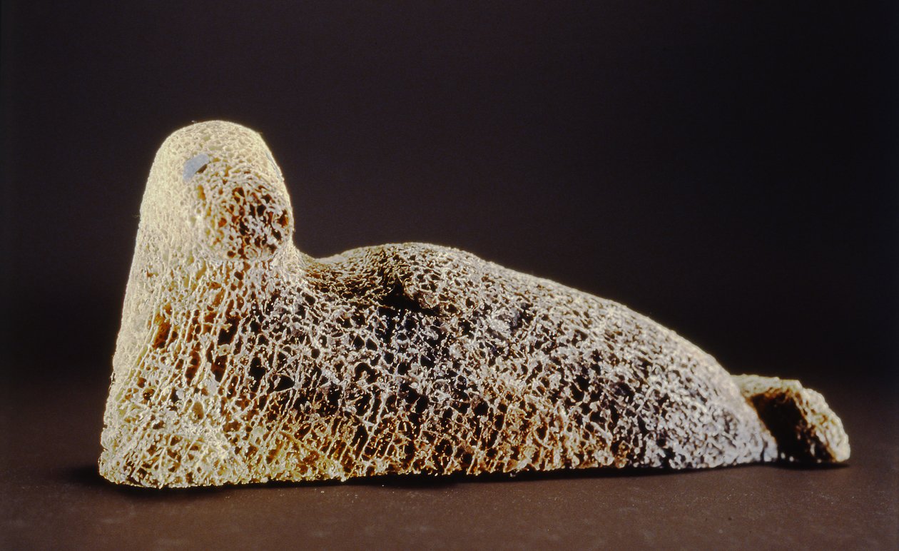 Seal, z Cape Dorset (velrybí kostice) od Inuit School