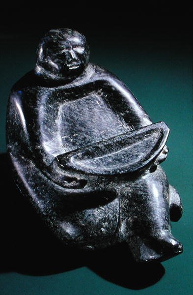 Figurka držící obětní mísu, z Cape Dorset (mýdlový kámen) od Inuit School