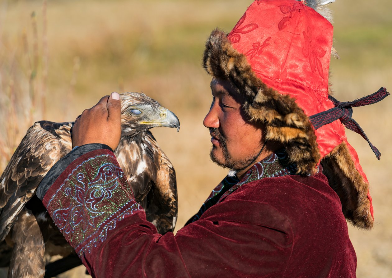 Kazašský lovec orlů u vesnice Bajan v západním Mongolsku, 2016 (foto) od Ira Block