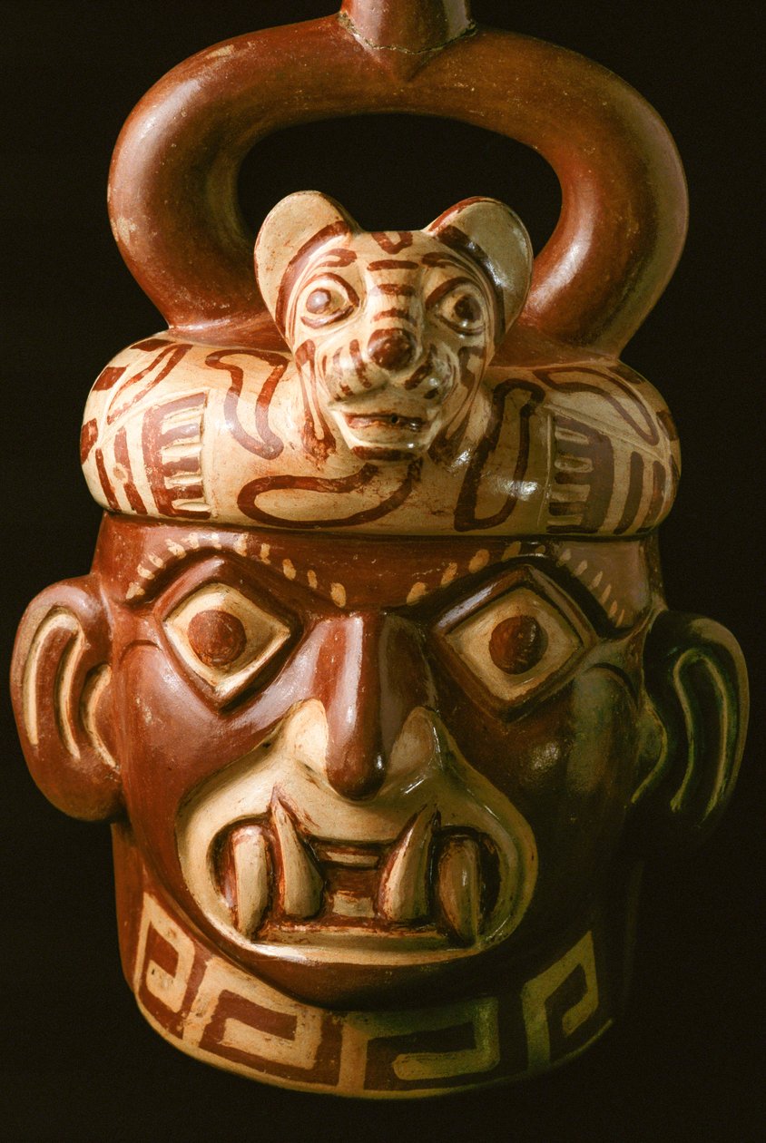 Keramický artefakt z úst s tesákem nalezený v El Brujo, odlehlém komplexu pyramidových ruin Moche - kultury, která vládla severnímu pobřeží Peru přibližně v letech 100 až 800 n. l. Při vykopávkách v údolí Moche v roce 1899 německý archeolog Max Uhle jako p od Ira Block