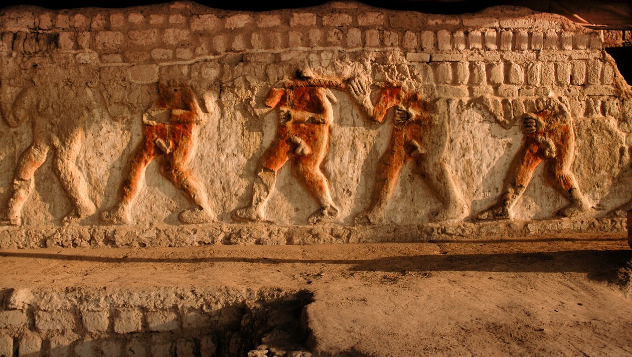 Vlys nahých vězňů Moche na stěnách Huaca Cao Viejo v El Brujo, odlehlém komplexu pyramidových ruin Moche - kultury, která vládla severnímu pobřeží Peru přibližně od roku A..... od Ira Block