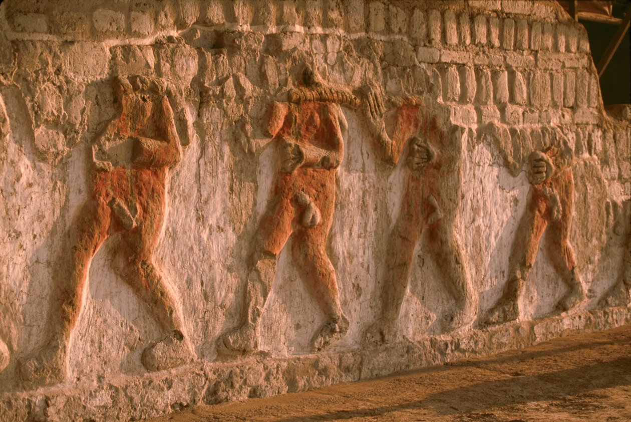 Vlys nahých vězňů kmene Moche na stěnách Huaca Cao Viejo v El Brujo...., 2005 (foto) od Ira Block