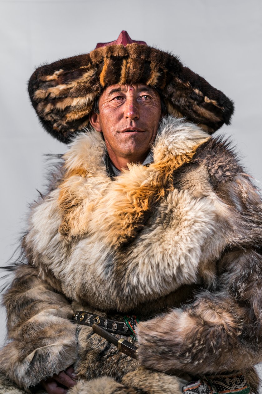 Portrét kazašského lovce orlů v západním Mongolsku., 2016 (foto) od Ira Block