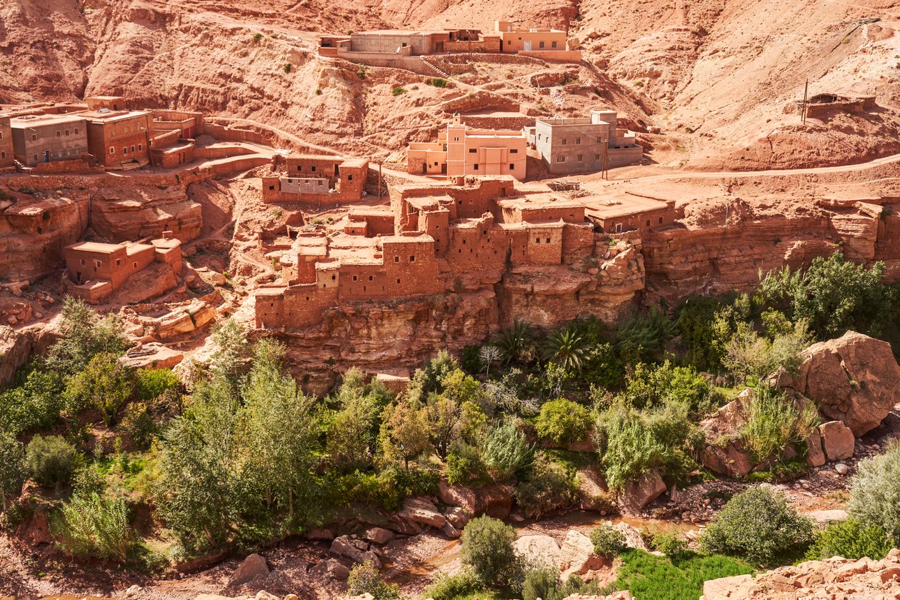 Scéna města na cestě z Marrákeše do Ait Benhaddou, Maroko., 2019 (foto) od Ira Block