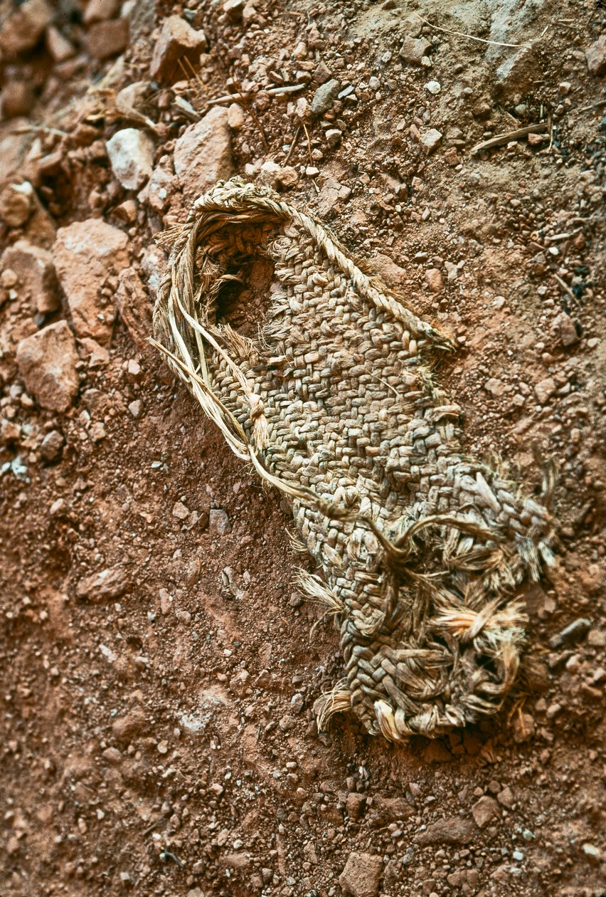 Ručně vyráběný sandál Anasaziů v Grand Gulch, Utah., 2009 (foto) od Ira Block