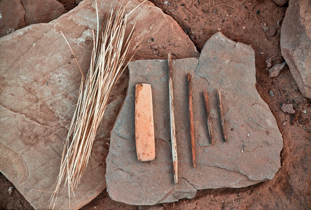 Anasazi nástroje na skále v Grand Gulch, Utah., 2009 (foto) od Ira Block
