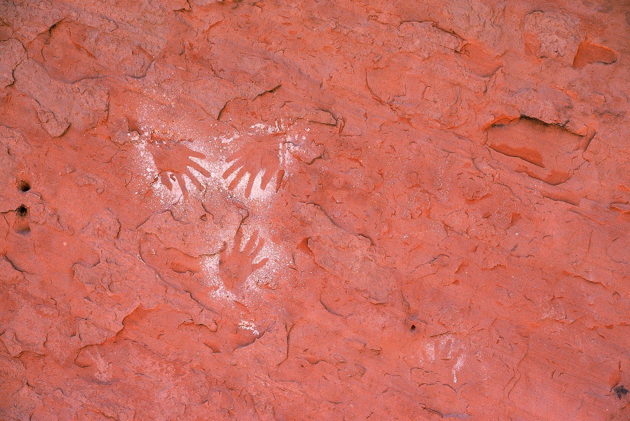 Starobylé skalní umění Anasaziů, otisk ruky v Grand Gulch, Utah. od Ira Block
