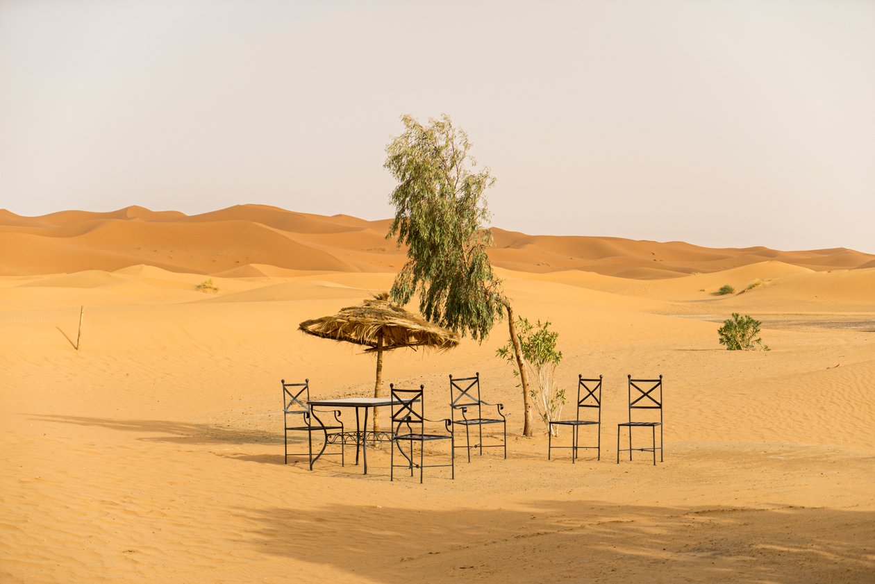 Pouštní scény u hotelu v Erg Chebbi, Merzouga, Maroko., 2014 (foto) od Ira Block