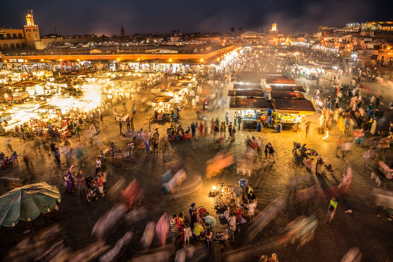 Pohled dolů na náměstí Jemaa el-Fnaa. trh v medině, Marrákeš., 2014 (foto) od Ira Block