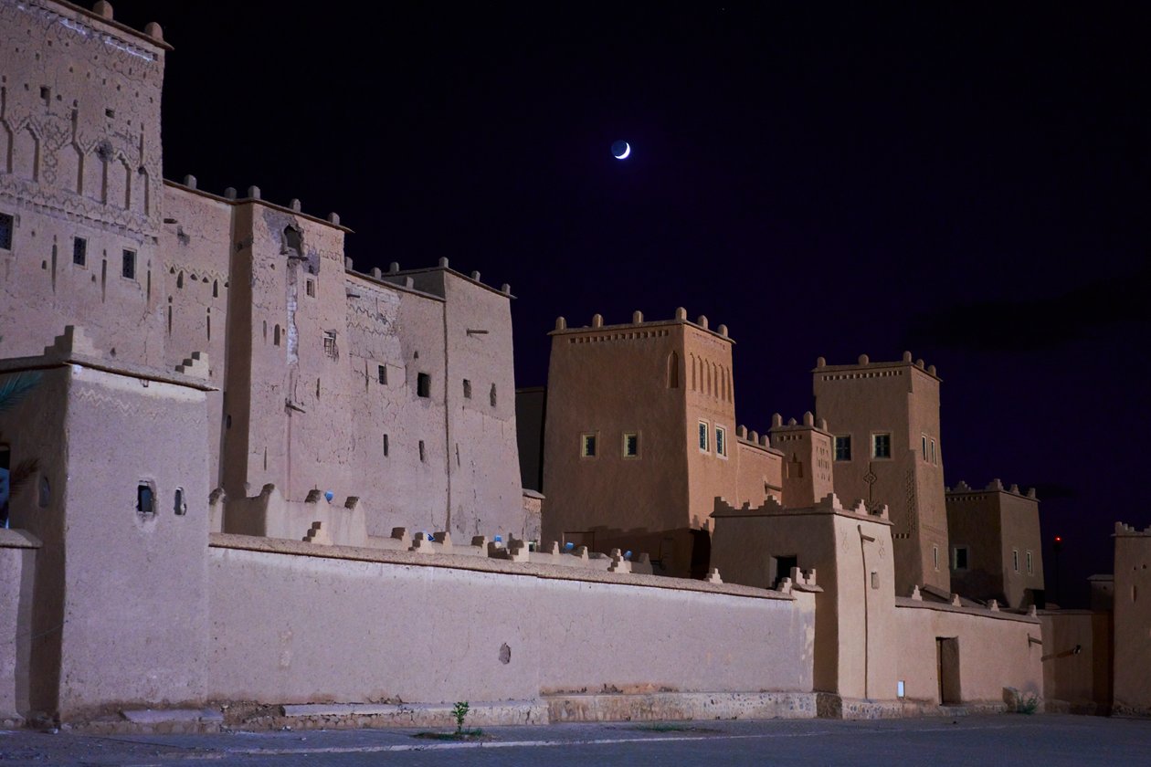 Východ měsíce nad Ouarzazate, Maroko, 2019 (foto) od Ira Block