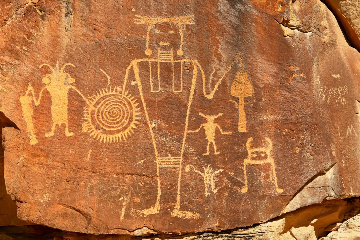 Poblíž Vernalu, UT, McKee Springs, petroglyfy Fremontů zobrazující bojovníky držící hlavy trofejí, 2005 (foto) od Ira Block