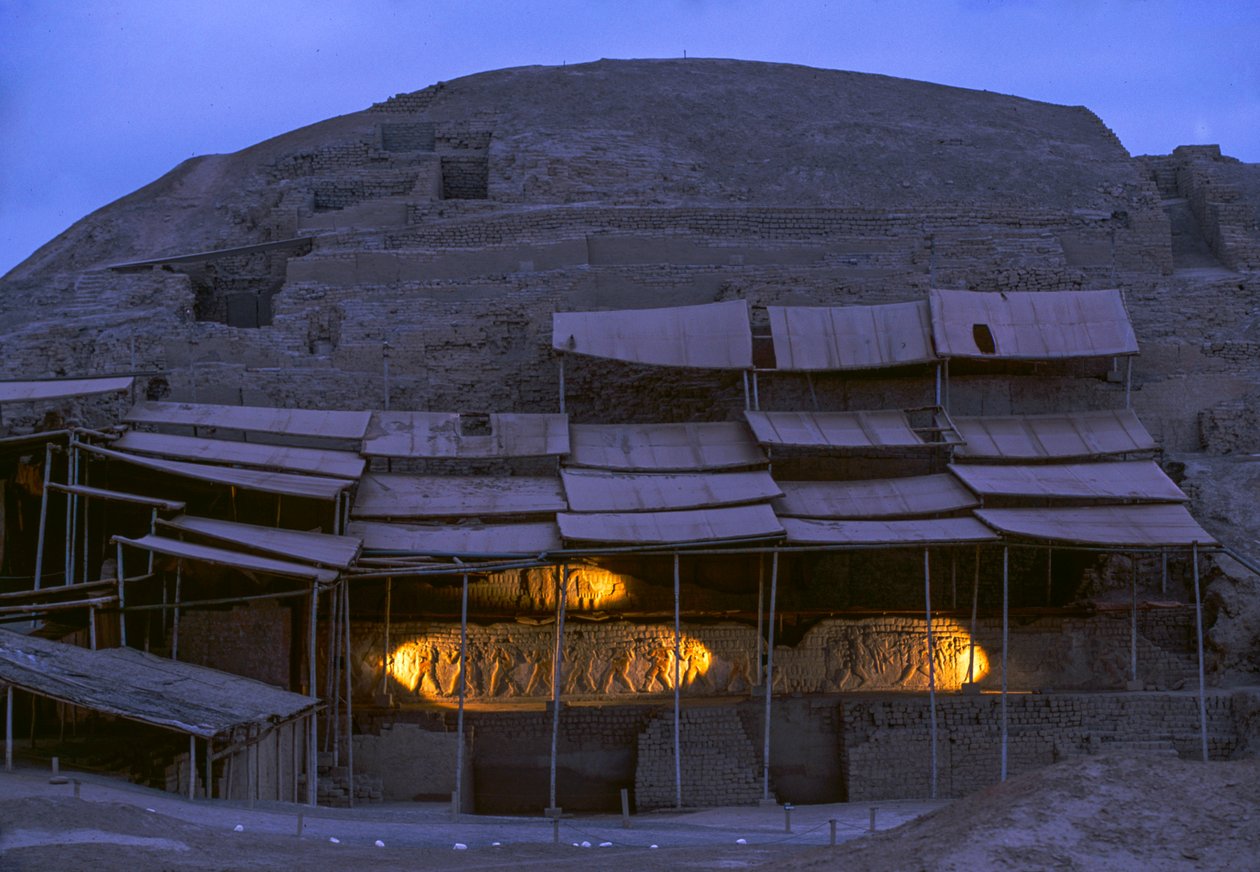 Noční scéna v El Brujo, odlehlém komplexu pyramidových ruin Moche - kultury..., 2005 (foto) od Ira Block
