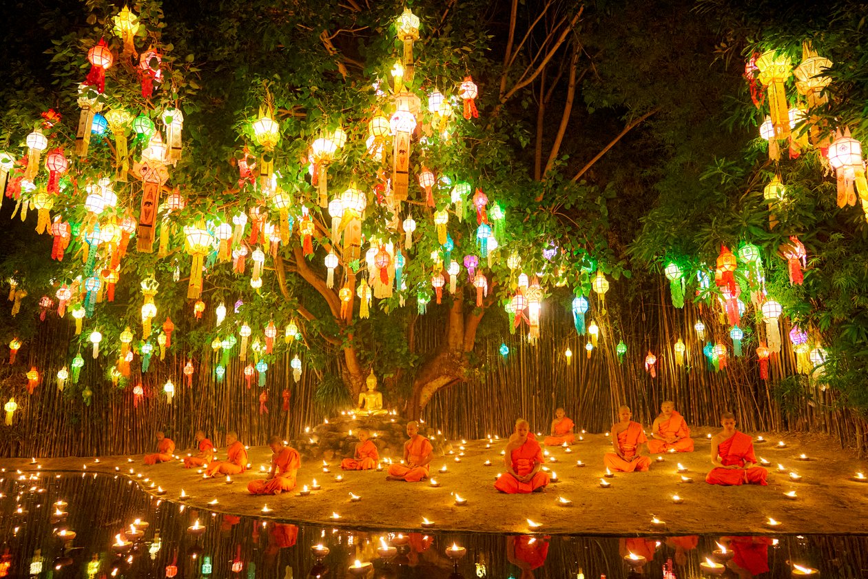 Začínající mniši ve Wat Phan Thao během festivalu Loy Krathong (Yee Peng) v Chiangmai, Thajsko, 2019 (foto) od Ira Block