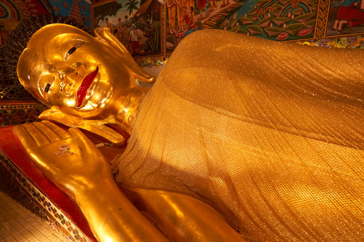 Socha ležícího Buddhy ve Wat Phra Pan(Phra Non Mae Puka), Chiangmai, Thajsko, 2019 (foto) od Ira Block