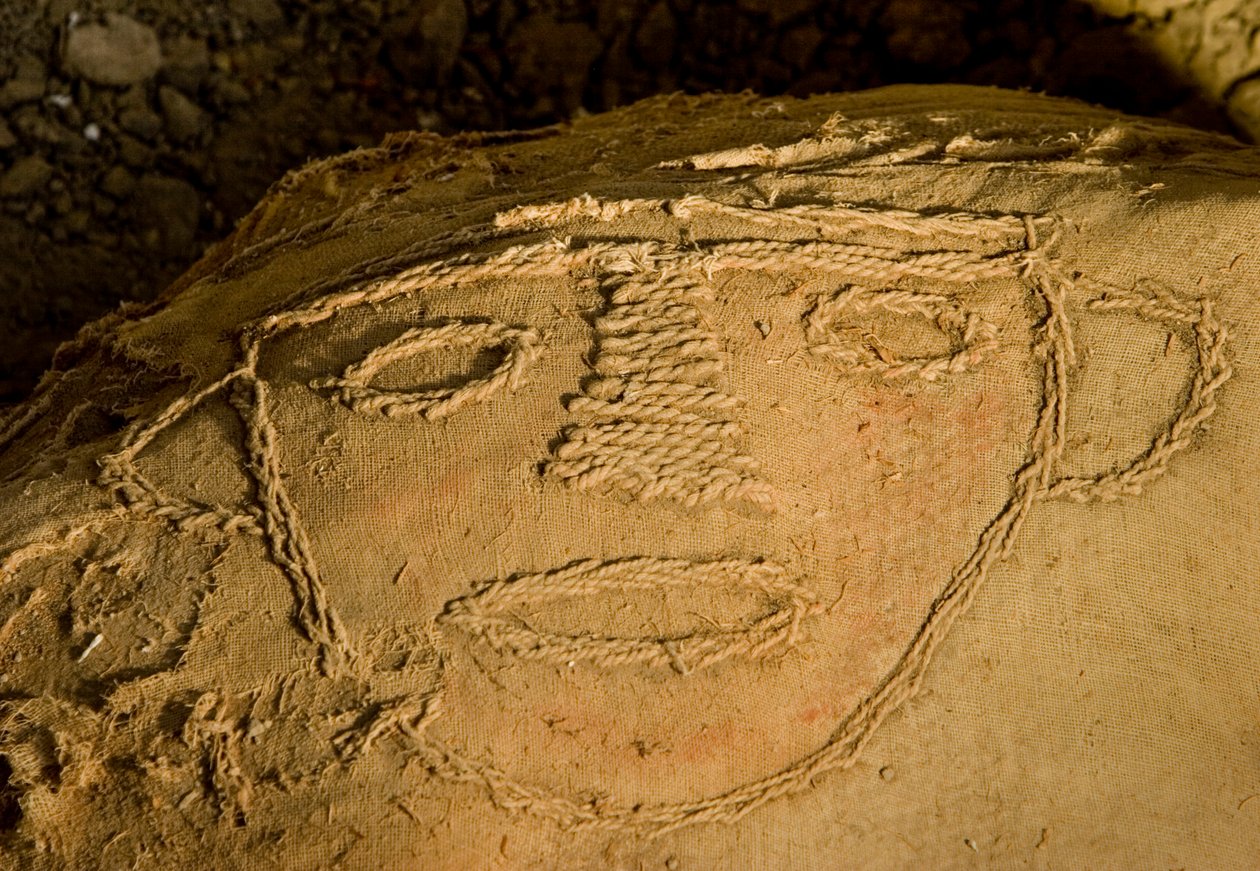 Fardo neboli svazek mumií v hlavní hrobce v jihozápadním rohu Huaca El Brujo., 2005 (foto) od Ira Block