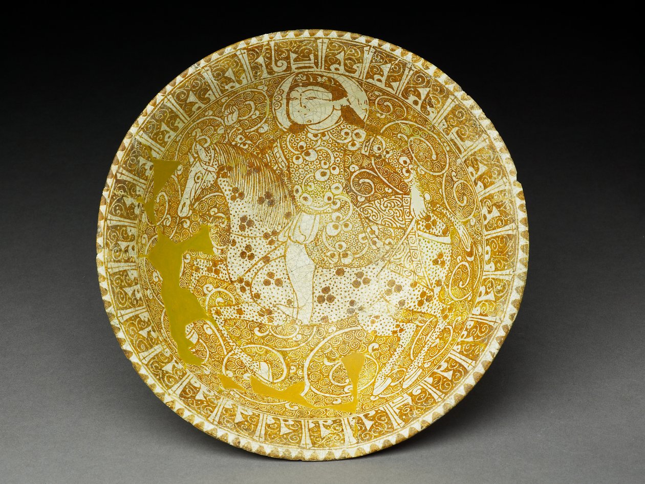 Mísa s jezdci a nápisem Pseudo-Kufic (fritware s glazurou v lesku) od Iranian School